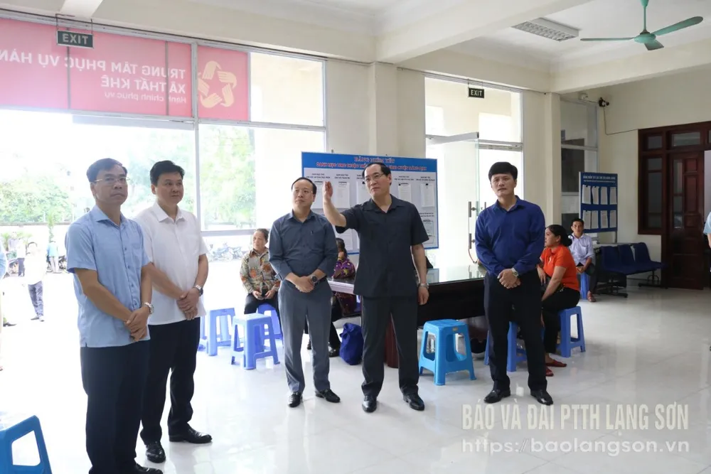 Đồng chí Phó Chủ tịch Thường trực UBND tỉnh kiểm tra thực tế cơ sở vật chất tại bộ phận một của UBND huyện Tràng Định