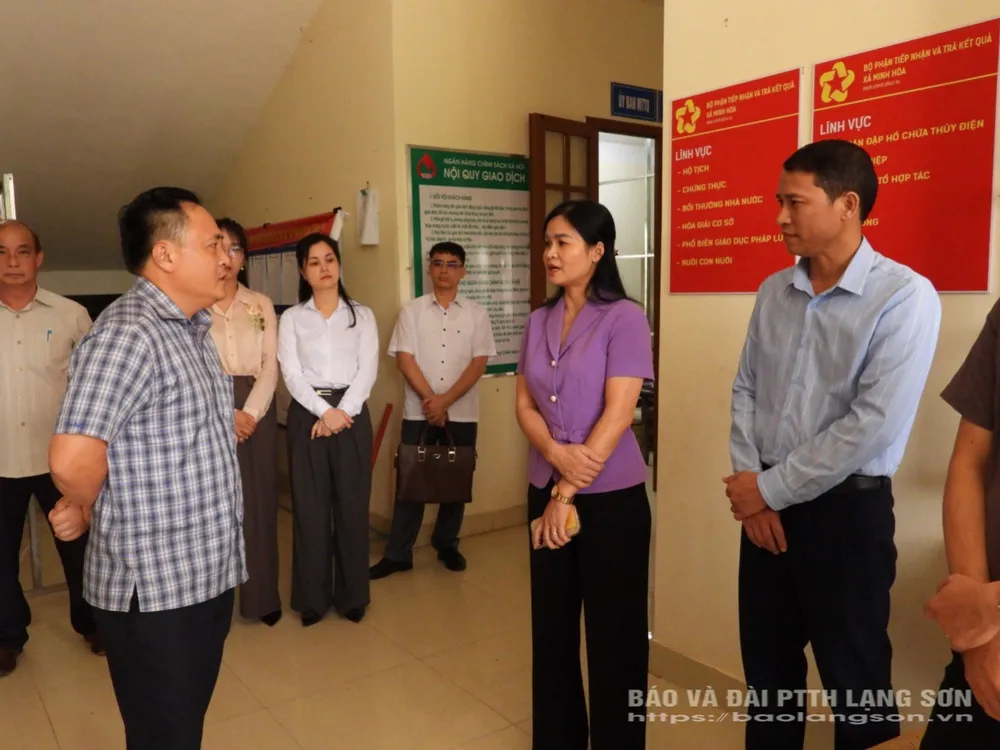 Đồng chí Phó Chủ tịch UBND tỉnh kiểm tra thực tế công tác chuẩn bị cơ sở vật chất tại xã Tuấn Sơn