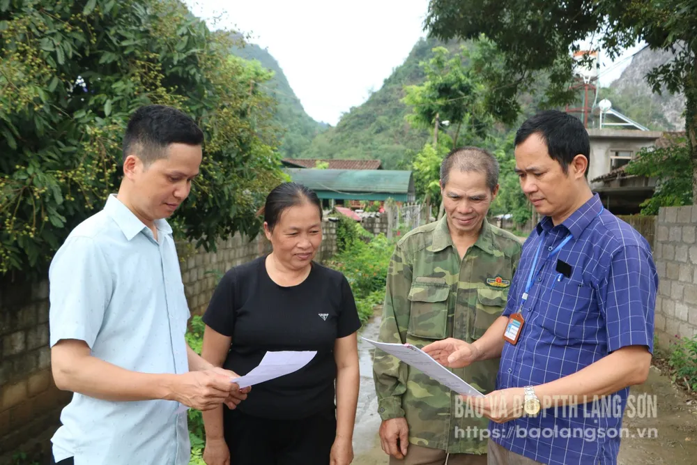 Lãnh đạo Đảng ủy thị trấn Bắc Sơn, huyện Bắc Sơn (ngoài cùng bên phải) tuyên truyền cho người dân về chủ trương mô hình chính quyền 2 cấp