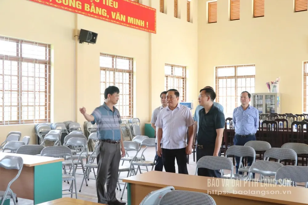 Đồng chí Hồ Tiến Thiệu, Phó Bí thư Tỉnh ủy, Chủ tịch UBND tỉnh kiểm tra công tác chuẩn bị cơ sở vật chất tại xã Chiến Thắng