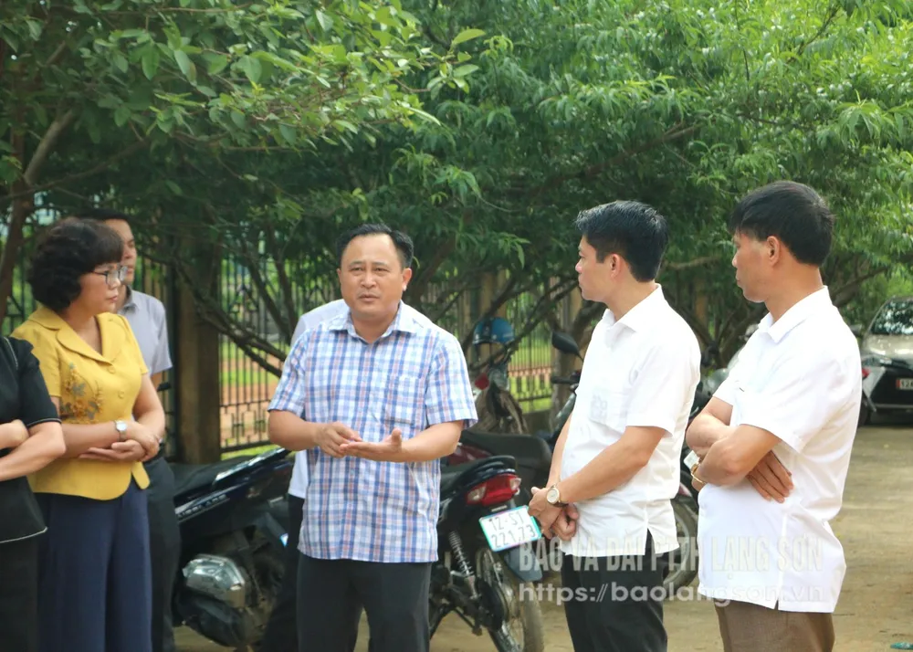 Đồng chí Lương Trọng Quỳnh, Phó Chủ tịch UBND tỉnh kiểm tra thực tế tại trụ sở xã Hưng Vũ