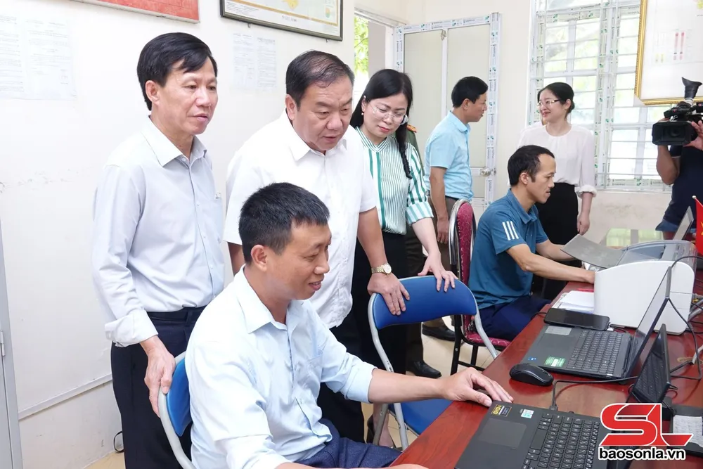 Đồng chí Chá A Của và Đoàn công tác của tỉnh kiểm tra tại xã Tạ Khoa.