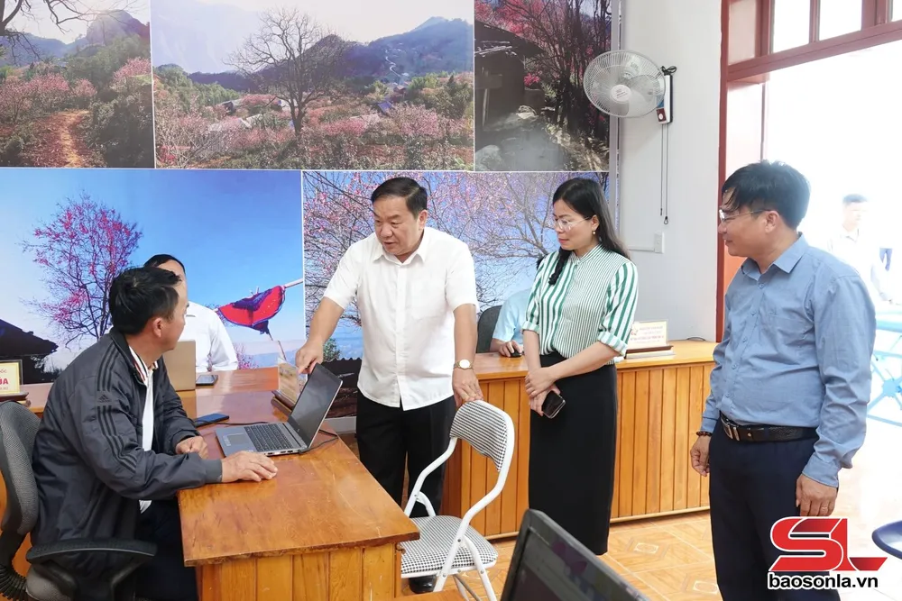 Đồng chí Chá A Của và Đoàn công tác của tỉnh kiểm tra tại xã Tà Xùa.