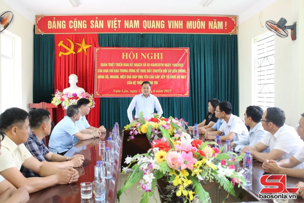 Đồng chí Chủ tịch UBND tỉnh làm việc với xã Nậm Lầu.