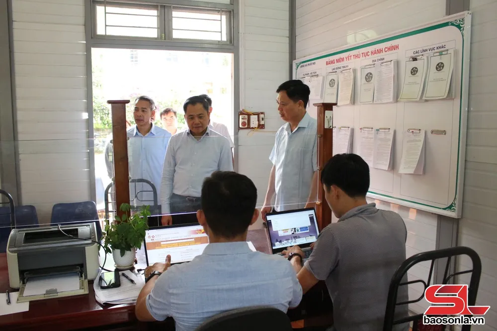 Đồng chí Chủ tịch UBND tỉnh kiểm tra công tác vận hành tại Bộ phận tiếp nhận và trả kết quả xã Muổi Nọi.