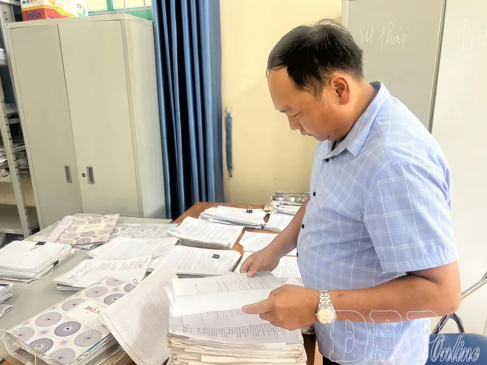 Công chức xã Nà Bủng kiểm tra, thống kê hồ sơ, tài liệu bàn giao theo quy định.