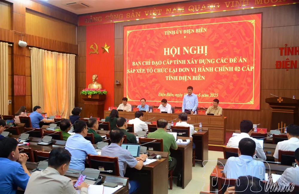 Lãnh đạo tỉnh trao đổi ý kiến tại hội nghị Ban Chỉ đạo Đề án sắp xếp, tổ chức lại đơn vị hành chính 2 cấp tỉnh Điện Biên diễn ra ngày 19-6.