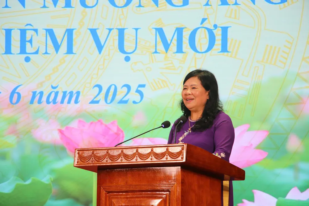 Phó Chủ tịch HĐND tỉnh Giàng Thị Hoa chúc mừng những kết quả nổi bật mà Đảng bộ, chính quyền và nhân dân các dân tộc huyện Mường Ảng đạt được trong suốt hành trình xây dựng và phát triển.