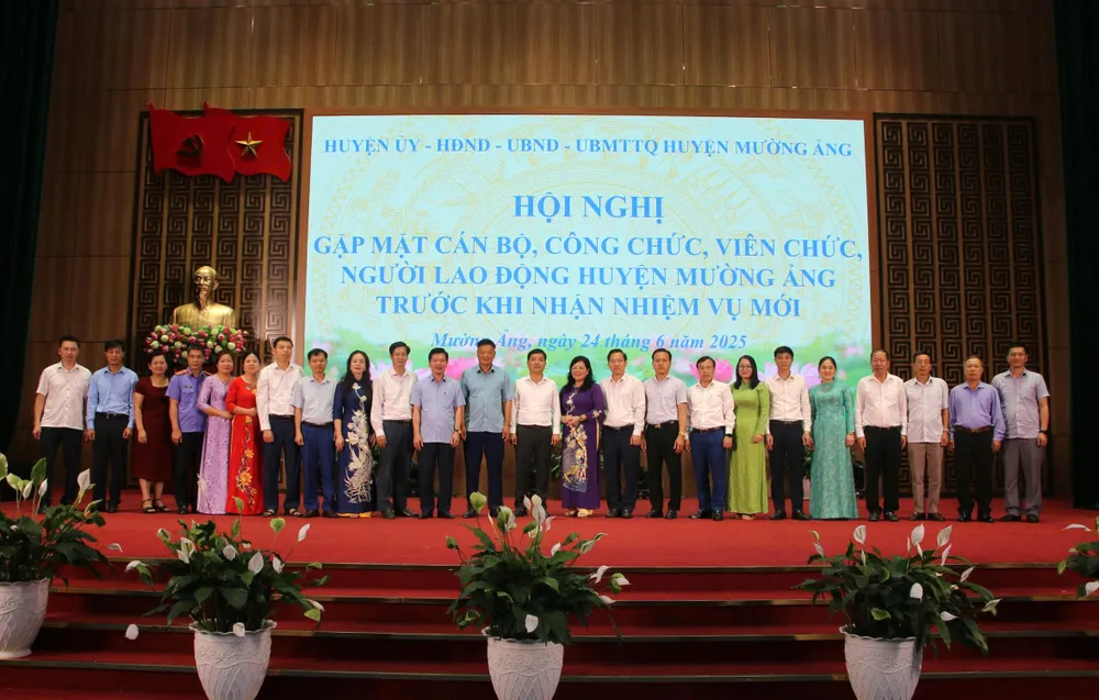 Phó Chủ tịch HĐND tỉnh Giàng Thị Hoa chụp ảnh lưu niệm cùng lãnh đạo huyện Mường Ảng qua các thời kỳ và Ban Chấp hành Đảng bộ huyện nhiệm kỳ 2020 - 2025.