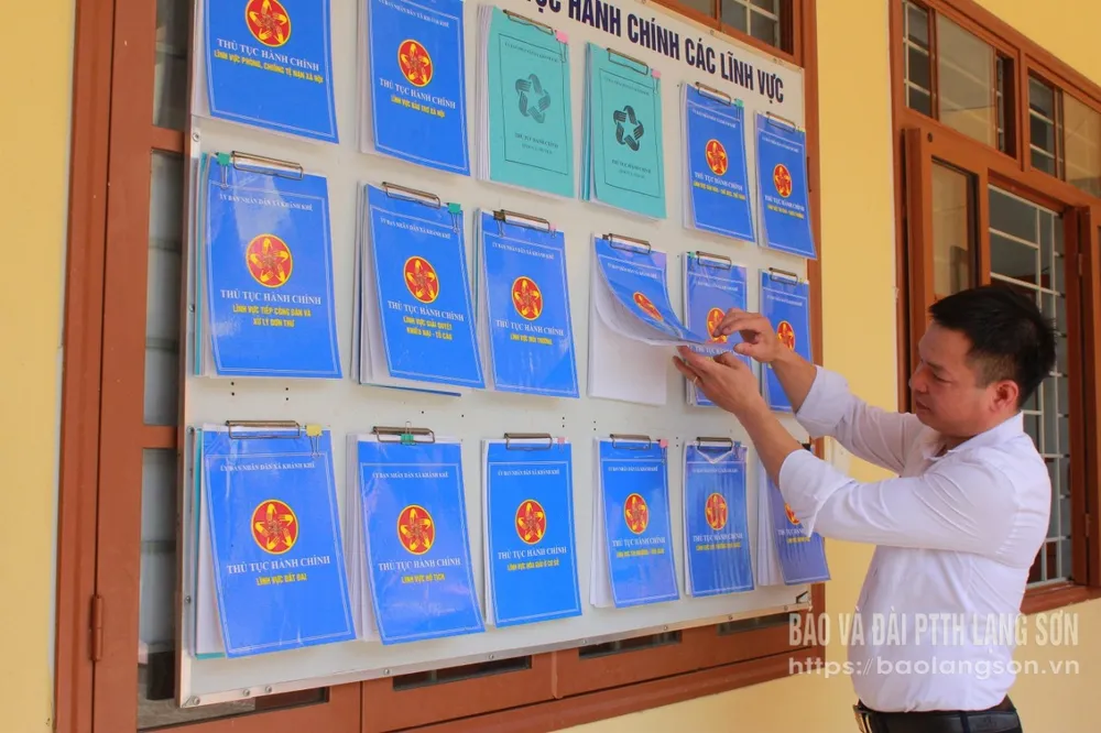 Công chức xã Khánh Khê niêm yết thủ tục hành chính