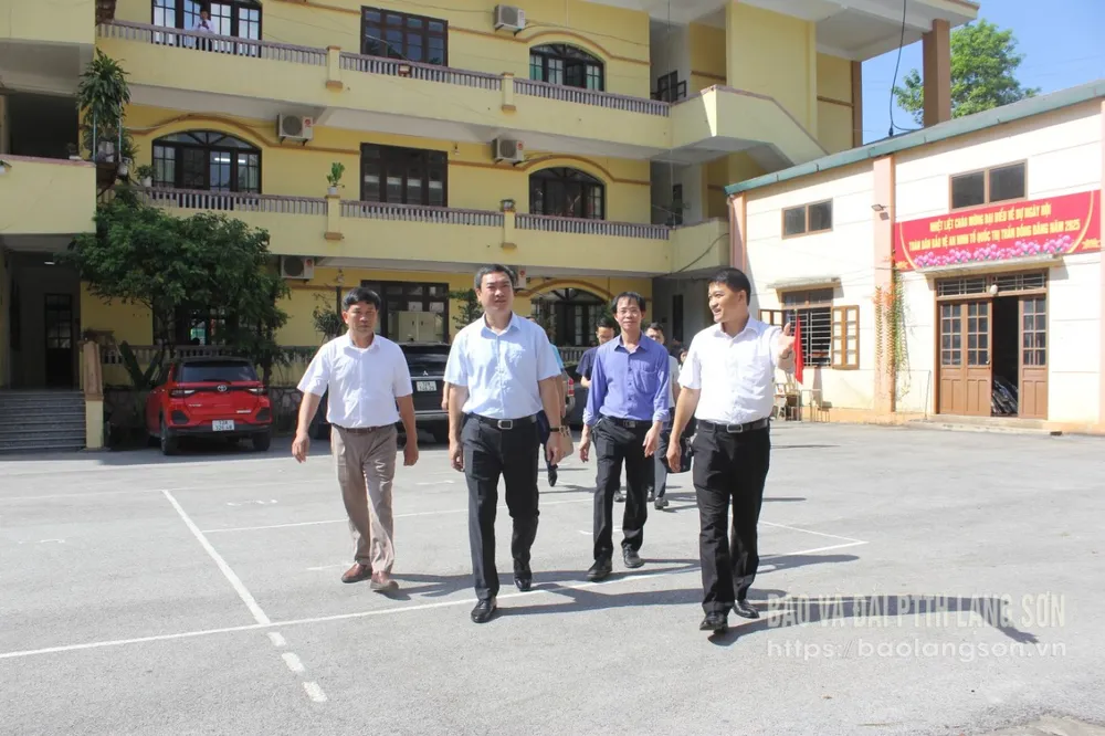 Đồng chí Nguyễn Cảnh Toàn, Phó Bí thư Tỉnh ủy và thành viên đoàn kiểm tra việc vận hành thử nghiệm mô hình chính quyền địa phương 2 cấp tại xã Đồng Đăng (mới) vào sáng 26-6-2025