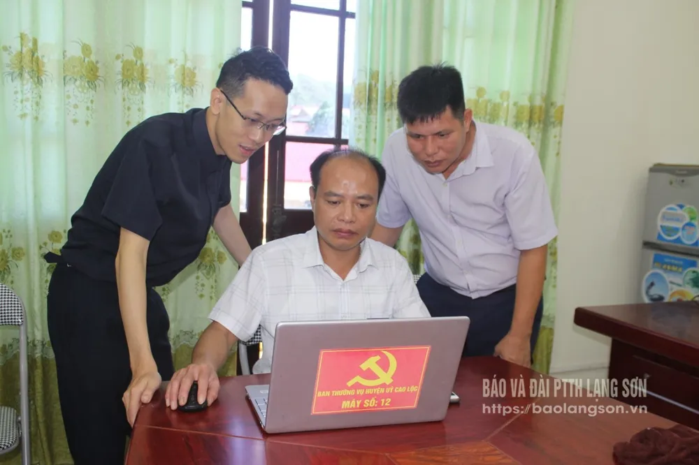 Cán bộ, công chức Văn phòng Đảng ủy xã Đồng Đăng (mới) vận hành thử nghiệm việc tổng hợp và chuyển văn bản đến cơ quan có thẩm quyền