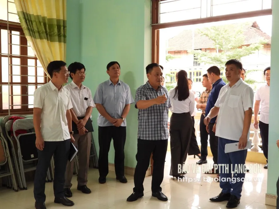 Đồng chí Lương Trọng Quỳnh, Phó Chủ tịch UBND tỉnh kiểm tra khu vực đặt trụ sở UBND xã Hữu Liên tại trụ sở UBND xã Yên Thịnh (huyện Hữu Lũng)