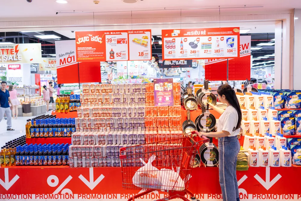 Khách hàng tranh thủ dịp ưu đãi lớn để mua sắm .jpg