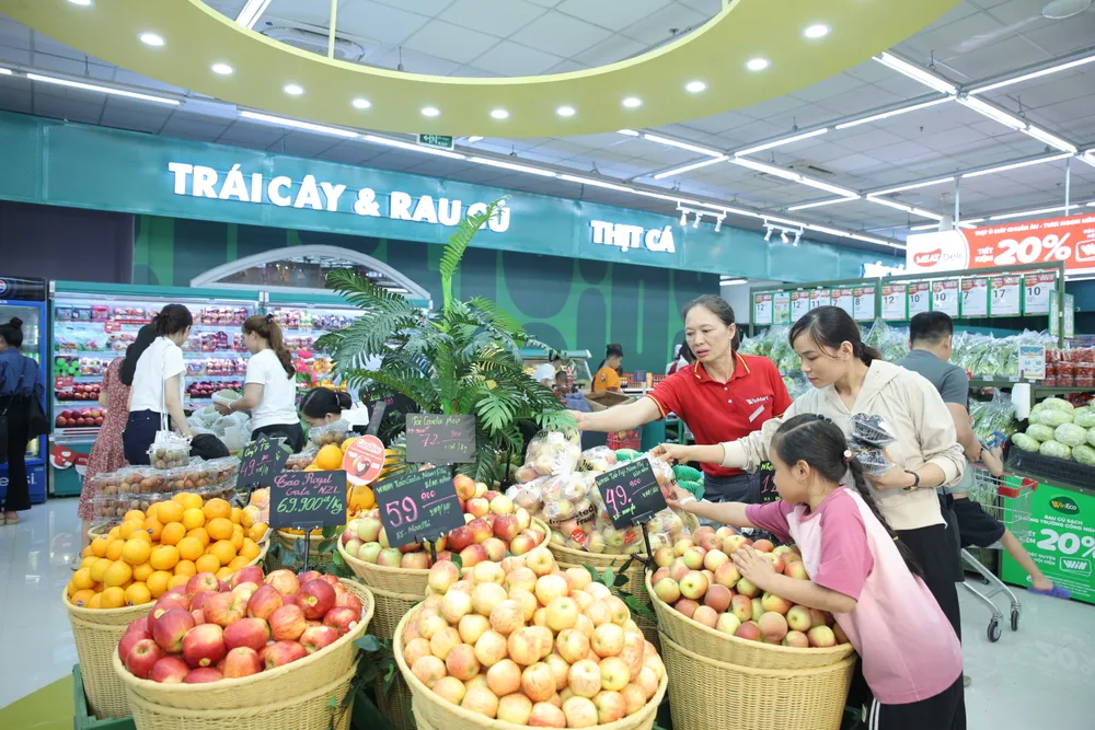 Khách hàng trải nghiệm không gian mua sắm nông sản tươi mát tại WinMart.JPG