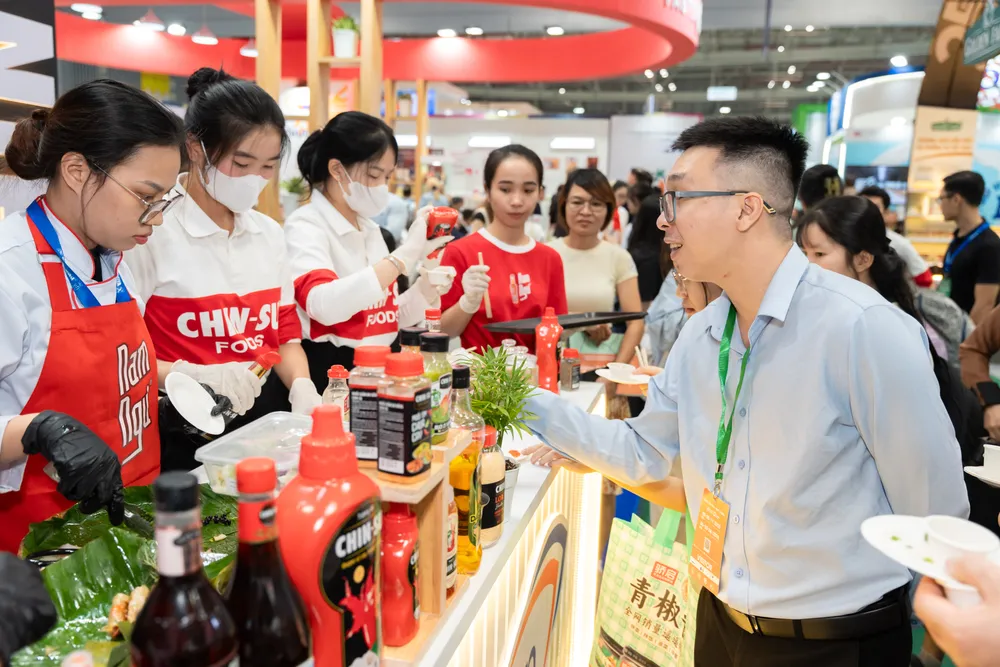 Khách tham quan được trải nghiệm ẩm thực Việt với gia vị của CHIN-SU và Nam Ngư (1).jpg