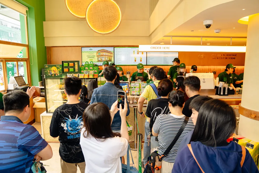 Hinh 4_Đông đảo khách hàng tại Phúc Long Phoenix - 285 CMT8 vào ngày khai trương.jpg