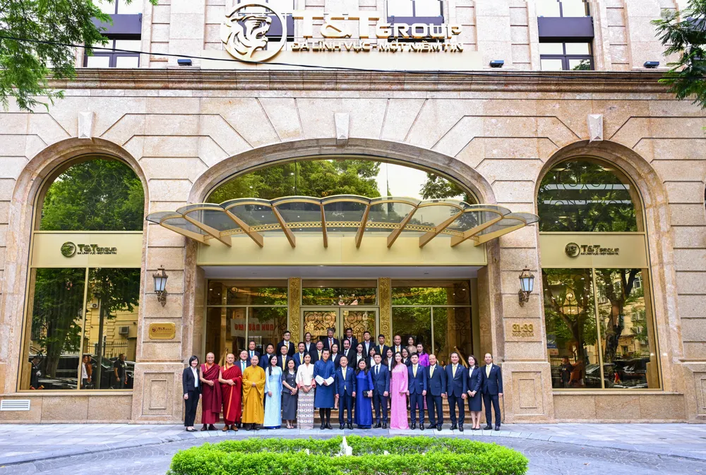 4. Quốc vương Bhutan cùng Hoàng hậu cùng Tập đoàn T&T Group và Ngân hàng SHB.jpg