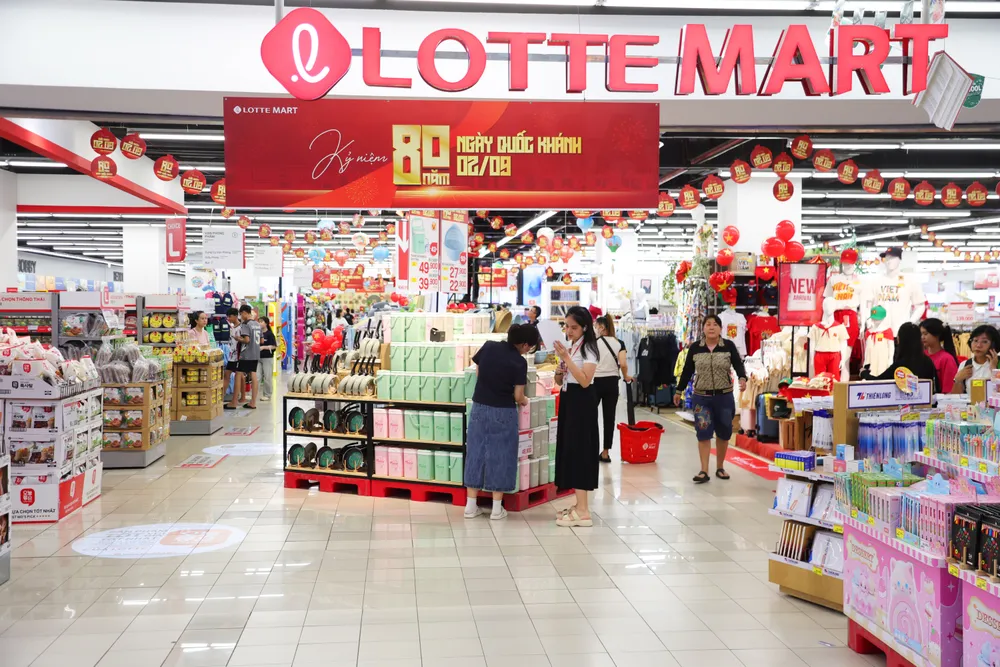 Không gian siêu thị LOTTE MART rực rỡ mừng Đại lễ với chương trình siêu khuyến mãi lên đến 50%.jpg