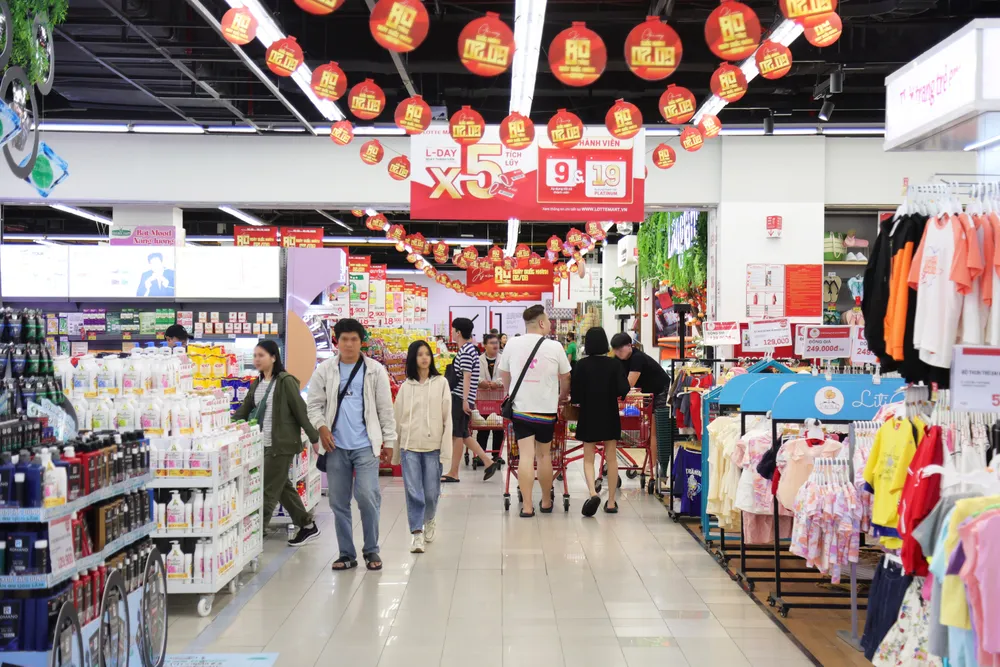 Người tiêu dùng đến mua sắm sôi động hơn tại các siêu thị LOTTE MART trong thời gian này.jpg