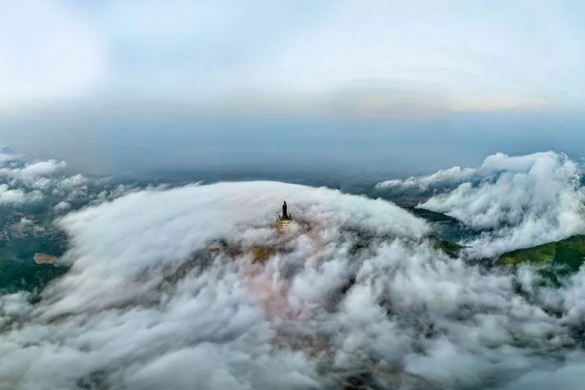 Khung cảnh đỉnh núi ẩn hiện trong biển mây đẹp ngỡ ngàng. Ảnh: Sun World Ba Den Mountain