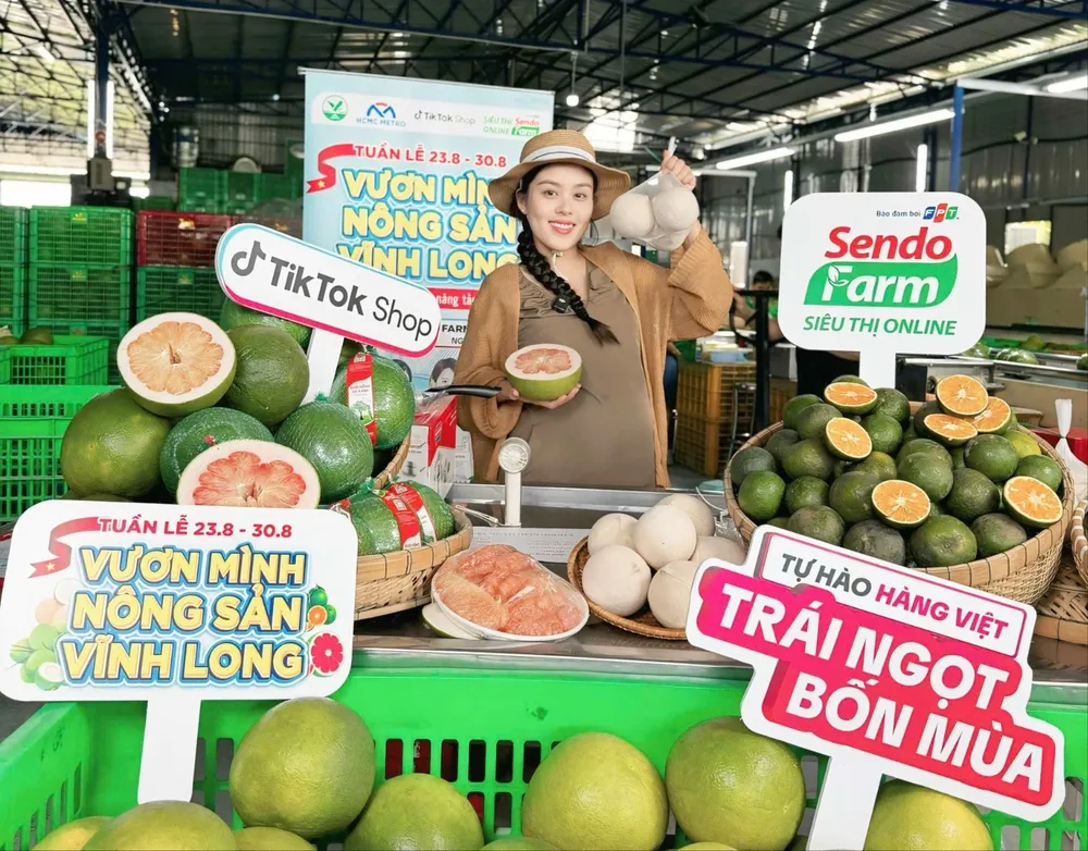 Tiktoker Huyền Phi trong 4 tiếng livestream đã bán hơn 1.000 đơn hàng tại Tuần lễ Vươn mình nông sản Vĩnh Long