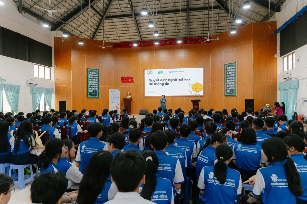 Sau gần 6 tháng triển khai Shinhan Life Việt Nam vừa chính thức khép lại S-Career mùa 2 năm 2025 tại trường THPT Nguyễn Trung Trực (Tây Ninh).jpg