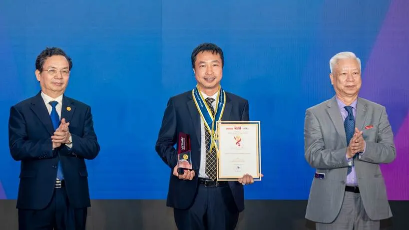 Ông Nguyễn Thái Hà, Tổng Giám đốc T&amp;T Energy đại diện doanh nghiệp nhận giải thưởng Thương hiệu mạnh tăng trưởng xanh 2025 tại Diễn đàn kinh tế mới 2025