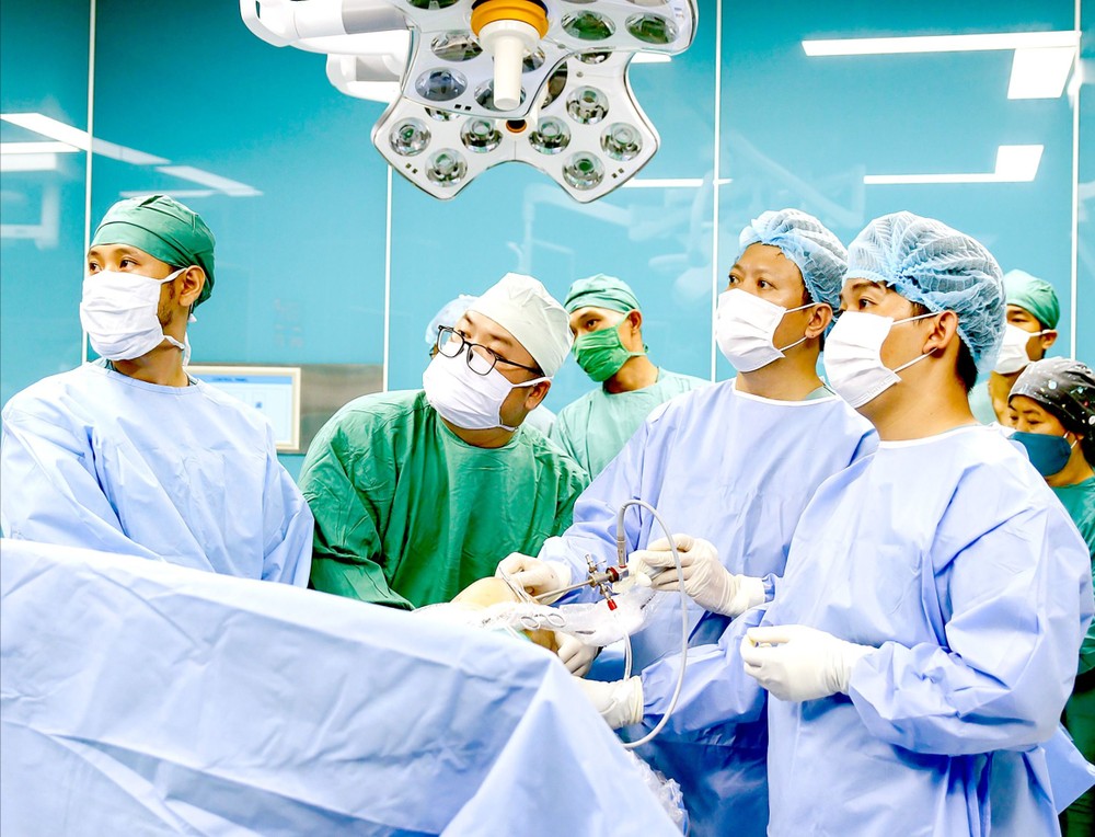 Doctors at Vung Tau General Hospital perform arthroscopic surgery on a patient. (Photo: SGGP/ Khanh Chi)