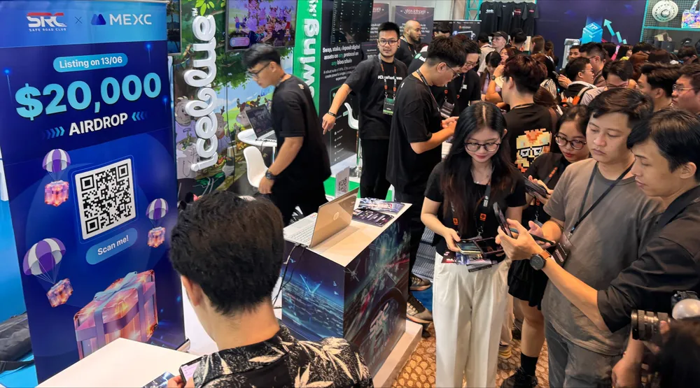 Giới trẻ tìm hiểu phát triển tài sản số tại một sự kiện. Ảnh: TẤN BA