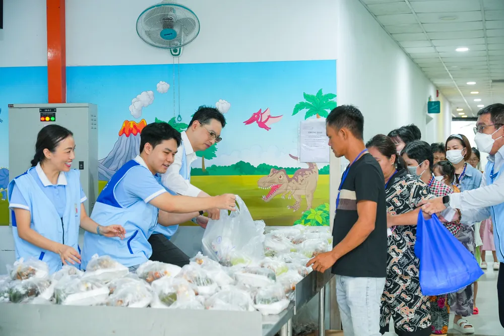 Shinhan Life Việt Nam trao những suất ăn miễn phí cho người nhà và bệnh nhân đang điều trị tại bệnh viện.jpg