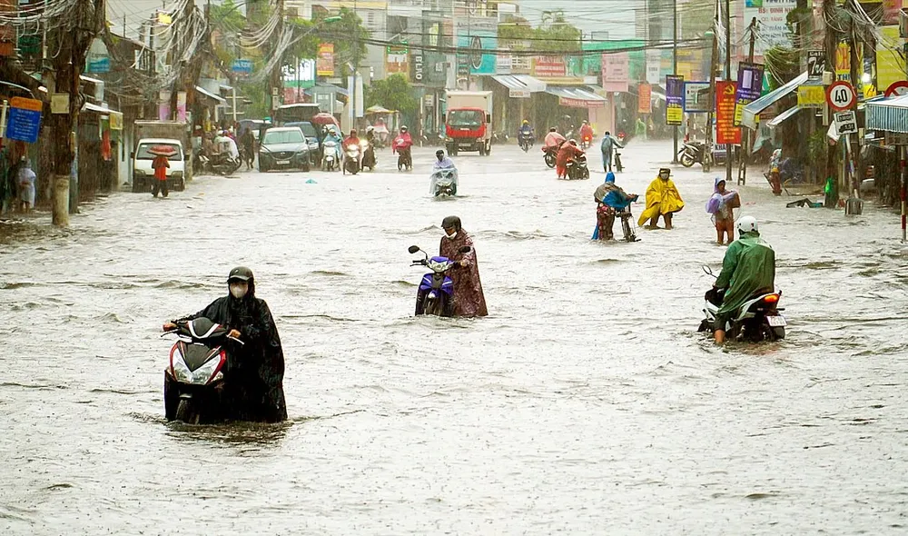 Đường 2 Tháng 4 (phường Bắc Nha Trang, tỉnh Khánh Hòa) ngập sâu do mưa lớn. Ảnh: HIẾU GIANG