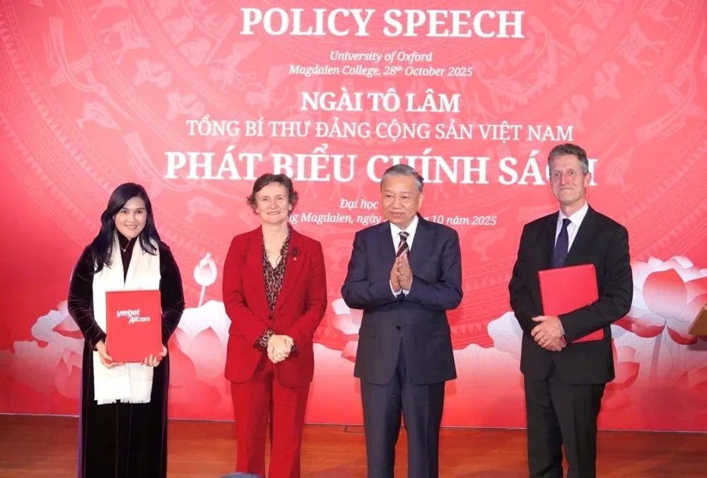Tổng Bí thư Tô Lâm (thứ 3, từ trái sang) và Giáo sư Irene Tracey, Hiệu trưởng Đại học Oxford (thứ 2, từ trái sang) chứng kiến Phó Tổng giám đốc Vietjet Hồ Ngọc Yến Phương (bìa trái) và Giáo sư Myles Allen, Giám đốc Trung tâm Oxford Net Zero, ĐH Oxford (bìa phải) trao văn kiện công bố kết quả công trình nghiên cứu Net Zero Carbon