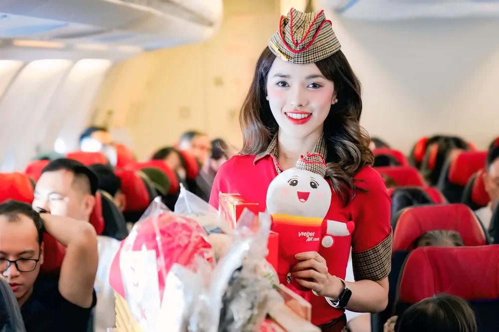 Vietjet flight attendant.jpg