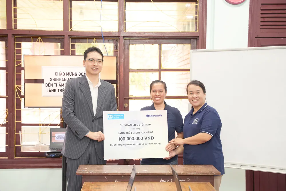 Ông Bae Seung Jun - Tổng Giám đốc Shinhan Life Việt Nam trực tiếp đến thăm hỏi, giao lưu và trao tặng món quà thiết thực tới Làng Trẻ em SOS Đà nẵng.jpg