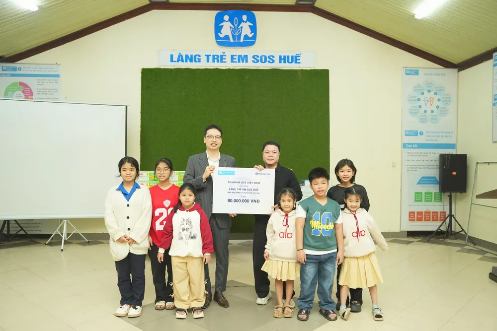 Shinhan Life Việt Nam cũng trao tặng 7 máy tính học tập cho Làng trẻ em SOS Đà Nẵng và Làng trẻ em SOS Huế.jpg