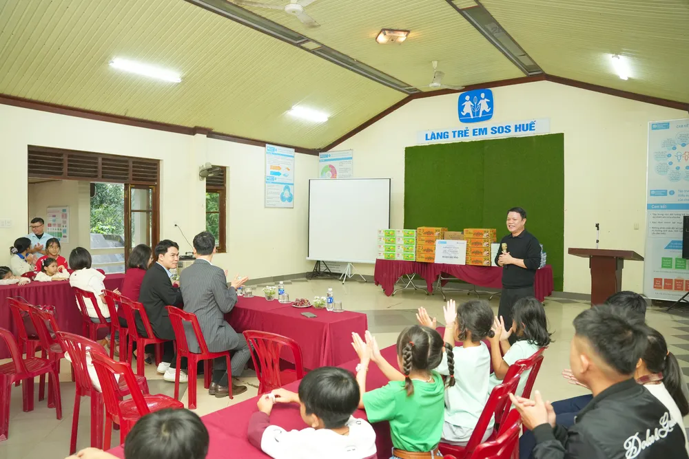 Shinhan Life Việt Nam thăm và trao tặng thiết bị học tập, nhu yếu phẩm cho Làng trẻ em SOS Huế.jpg