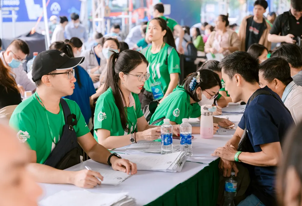 3. Tư vấn viên Manulife hỗ trợ người dân tại sự kiện. Ảnh Hiền  Hồ.jpg