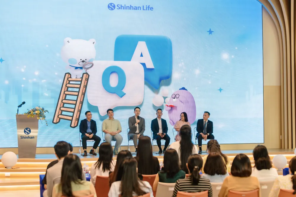 Các anh chị quản lý cấp cao cùng giải đáp câu hỏi về định hướng nghề nghiệp của các bạn sinh viên..jpeg