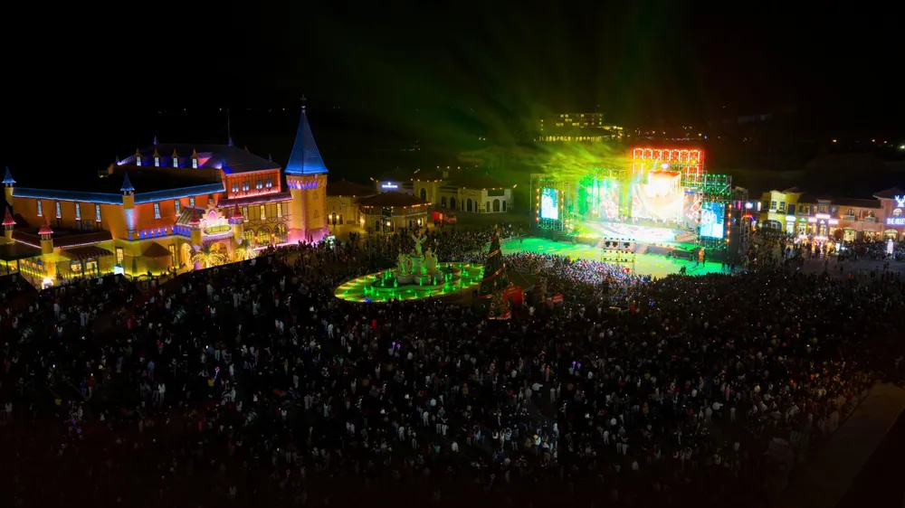 ẢNH 01_Quảng trường đông khách Cửa Hội.jpeg