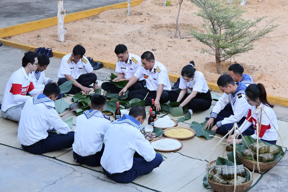 Các chiến sỹ Hải quân Vùng 4 quây quần cùng nhau gói bánh chưng chuẩn bị đón Tết.JPG