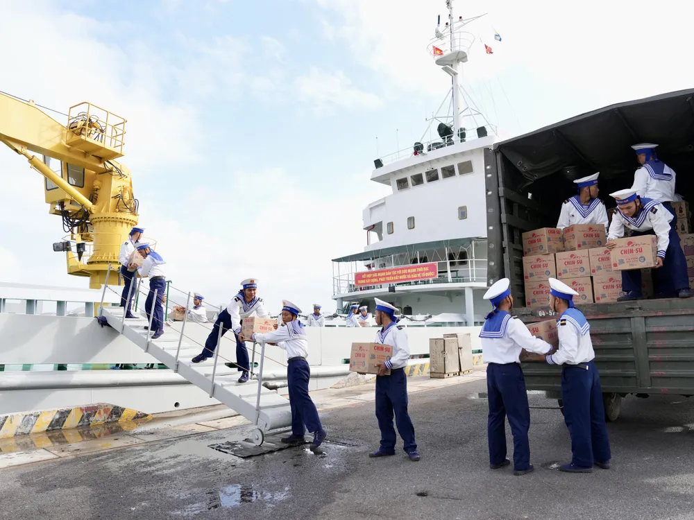 Hàng chục tấn hàng là thực phẩm thiết yếu được các c (2).JPG