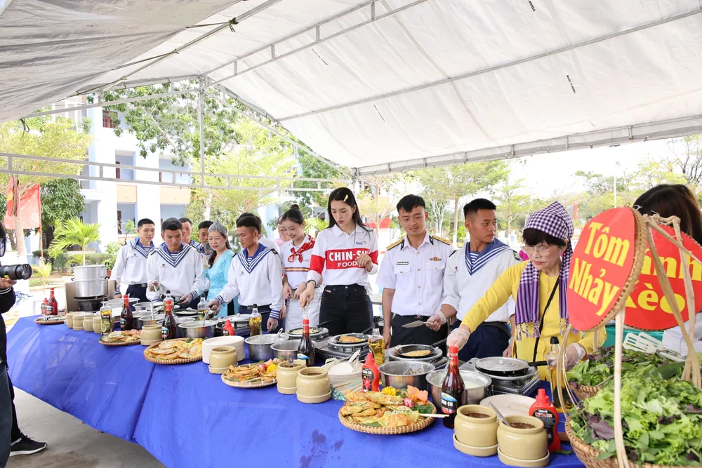 Mang đặc sản quê hương đến gần hơn với các chiến sỹ Hải quân Vùng 4.JPG