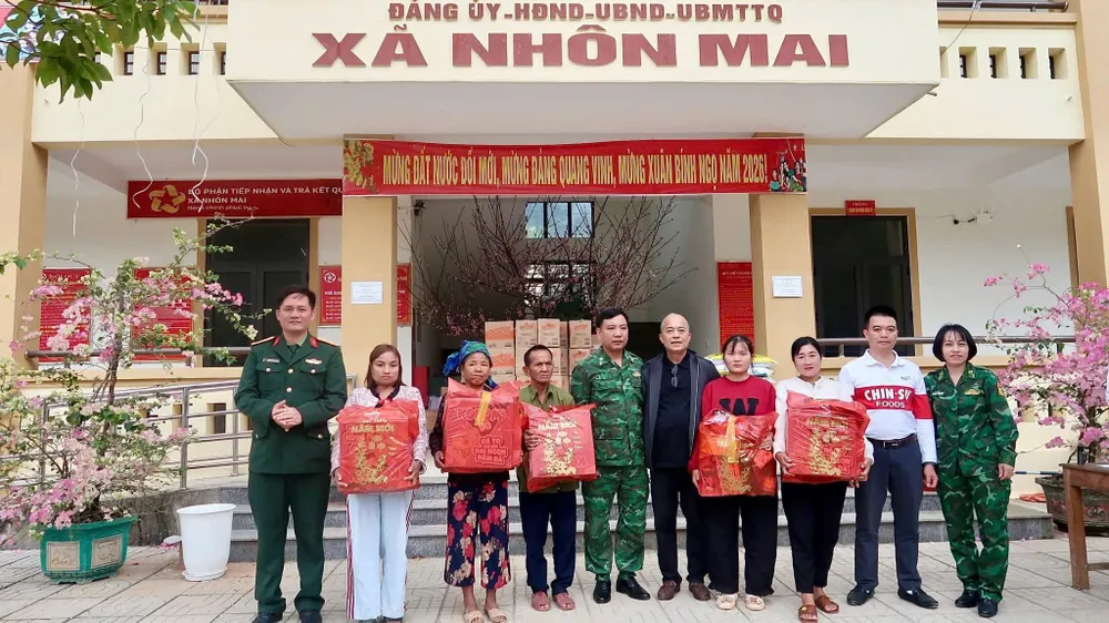 Tặng quà cho các hộ gia đình khó khăn tại Nghệ An (1).jpg