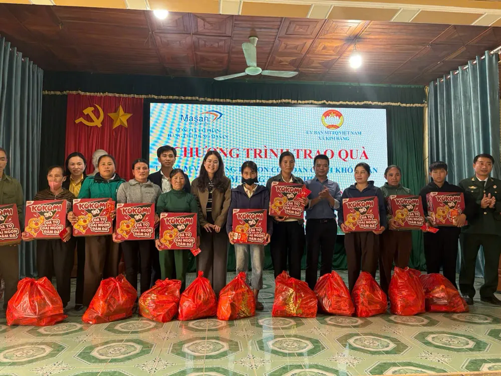 Tặng quà cho các hộ gia đình khó khăn tại Nghệ An (2).jpg