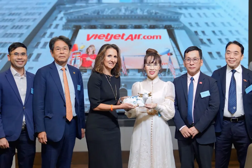 Chủ tịch NYSE Lynn Martin (váy đen) chào mừng Chủ tịch Vietjet Nguyễn Thị Phương Thảo thăm NYSE