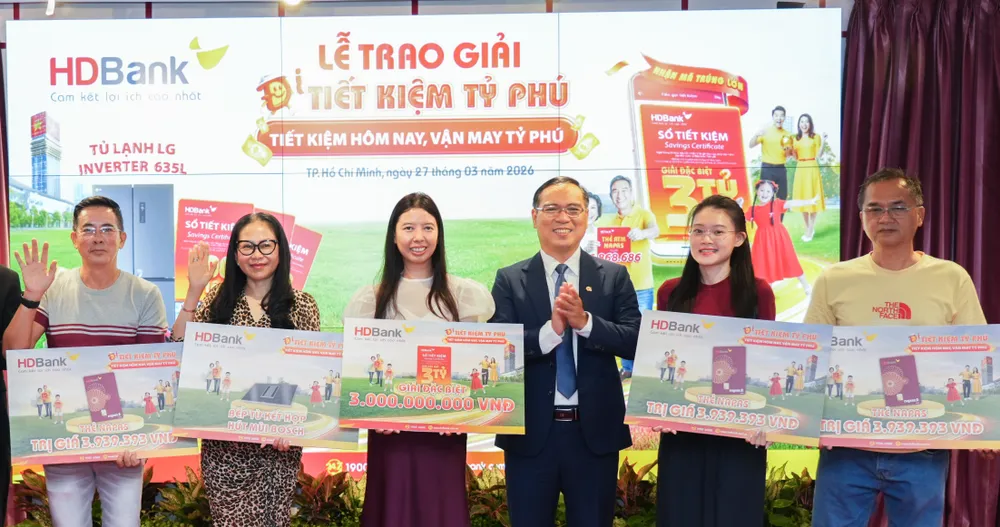 2. Đại diện HDBank trao giải cho các khách hàng trúng thưởng .jpg