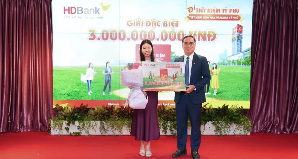 4.Đại diện HDBank trao giải cho Khách hàng Lê Quang Hạnh Phúc  - Giải đặc biệt của chương trình là Sổ tiết kiệm trị giá 3 tỷ đồng .png