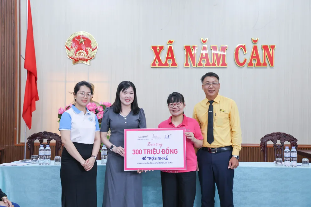 1 Quy Vi tam voc Viet, BAC A BANK trao von vay sinh ke 300 trieu Ca Mau.jpg