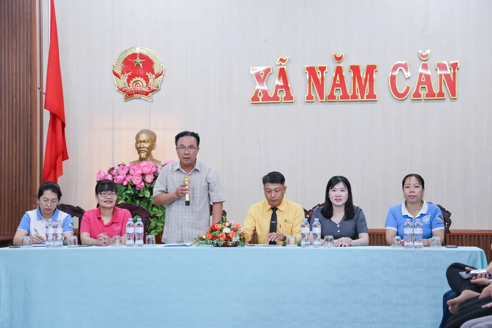 2. phu nu kho khan xa Nam Can va Cai Doi Vang nhan ho tro von vay .jpg